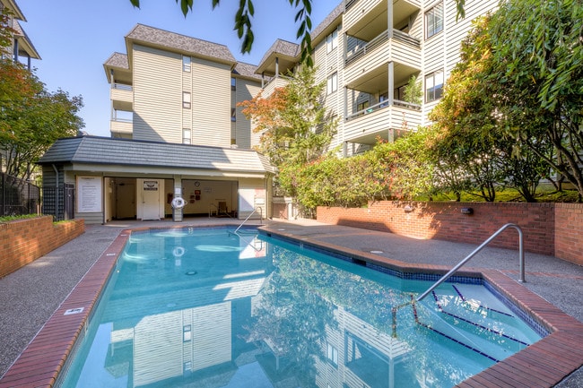 Meridian Place Apartments in Seattle, WA - Foto de edificio - Building Photo