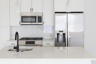 425 Border St, Unit 401 in Boston, MA - Building Photo - Building Photo
