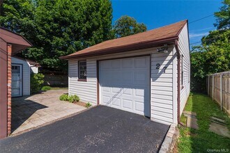 27 Collins Rd in Glen Cove, NY - Building Photo - Building Photo