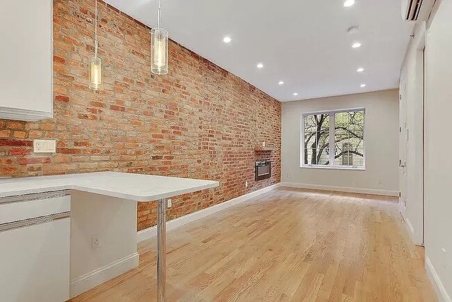 341 W 48th St