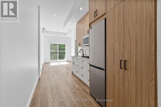 2219-2219 Dundas St W in Toronto, ON - Building Photo - Building Photo