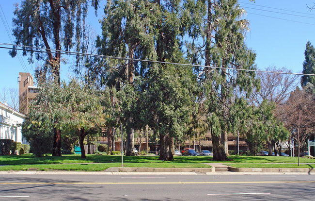 Eskaton Land Park in Sacramento, CA - Building Photo - Building Photo