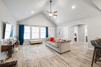 1777 Point View in Spring Branch, TX - Foto de edificio - Building Photo