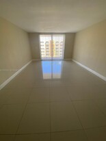 6970 NW 186th St in Hialeah, FL - Building Photo