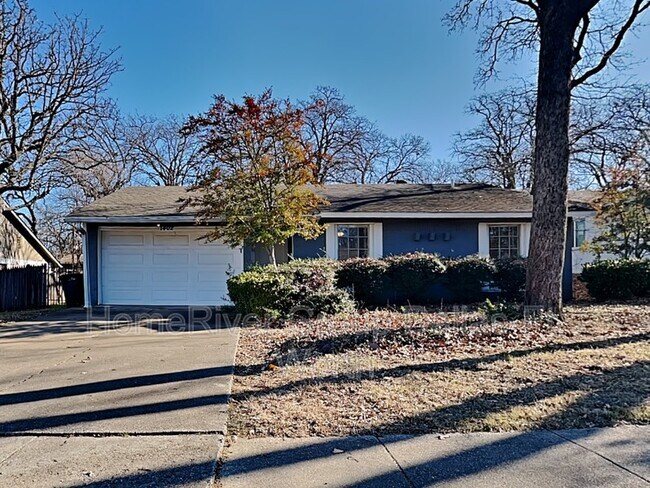 property at 1402 Fair Oaks Blvd