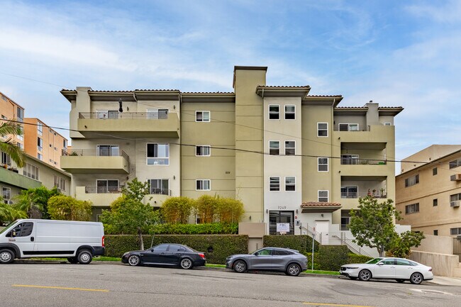 7249 Franklin Ave in Los Angeles, CA - Foto de edificio - Building Photo