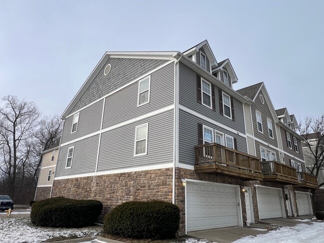 1104 Flagstone Ln in Pleasant Hill, IA - Building Photo - Building Photo