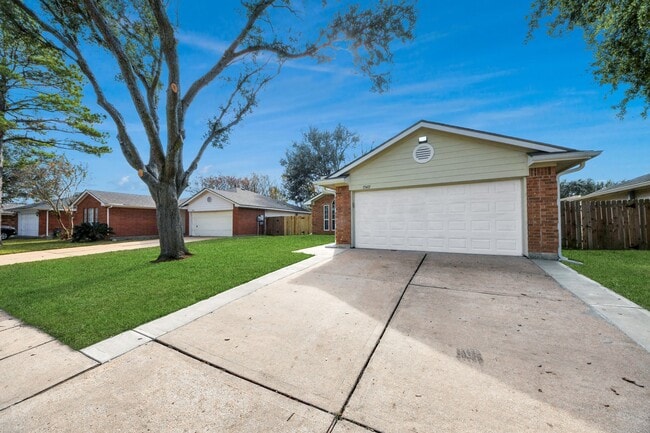 15411 Town Green Dr in Houston, TX - Foto de edificio - Building Photo