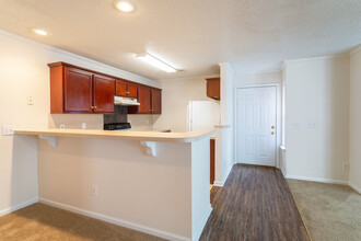 Basswood Apartment Homes in Florence, SC - Foto de edificio - Interior Photo