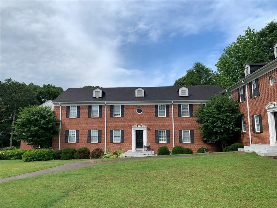 2367 Cascade Rd in Atlanta, GA - Building Photo