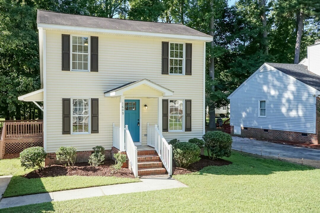 1609 Oak Bend Rd in Rocky Mount, NC - Building Photo