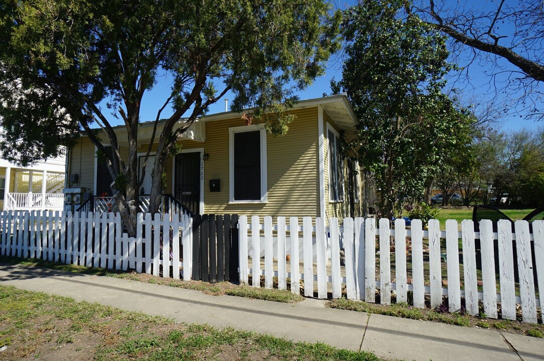 1722 N Pine St-Unit -1 (R) in San Antonio, TX - Building Photo