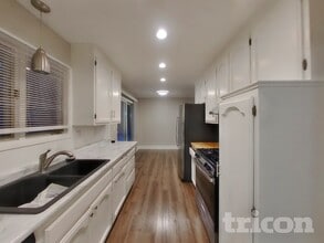 820 Shenandoah Ln N in Plymouth, MN - Foto de edificio - Building Photo