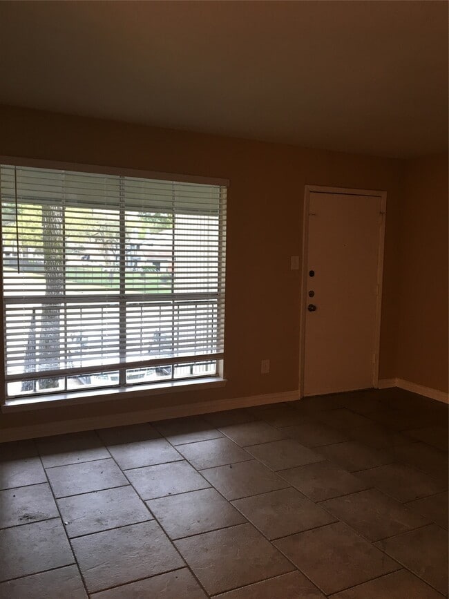 5625 Antoine Dr
