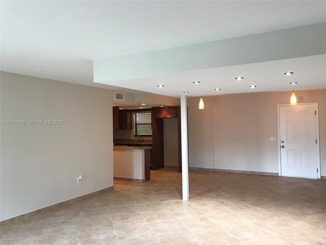 9355 Fontainebleau Blvd in Miami, FL - Building Photo - Building Photo