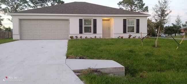 2102 SE Holland St in Port St. Lucie, FL - Building Photo - Building Photo