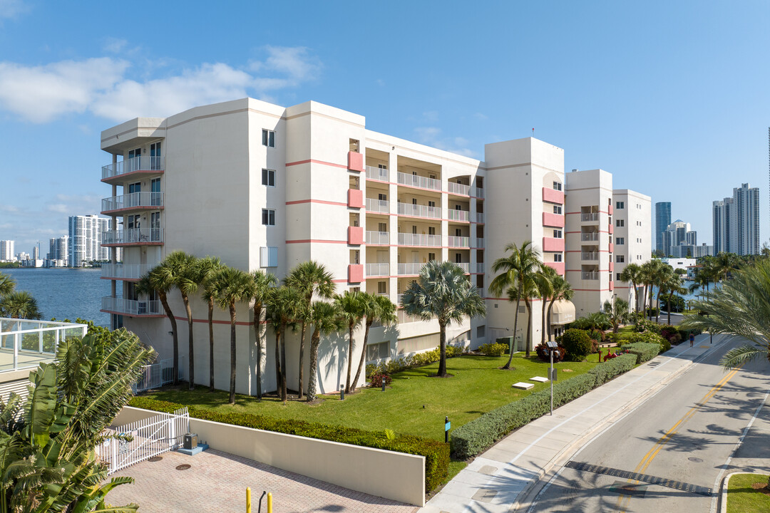 Les Pelicans in Sunny Isles Beach, FL - Building Photo