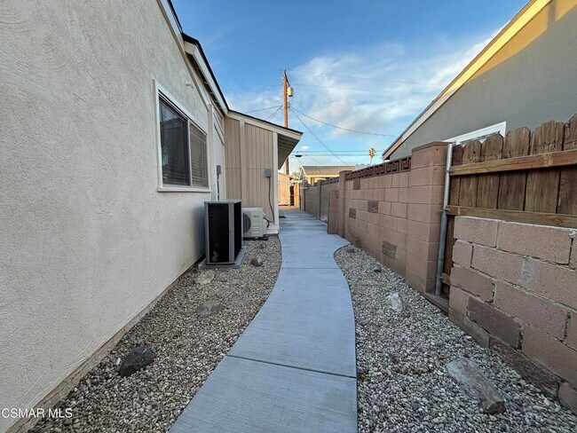 1535 Wallace - Unit B St in Simi Valley, CA - Building Photo - Building Photo