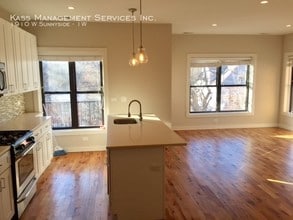 1910 W Sunnyside Ave-Unit -1W in Chicago, IL - Building Photo - Building Photo