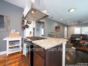 419 E French Pl in San Antonio, TX - Building Photo - Building Photo