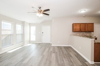 825 Cruise St in Denton, TX - Foto de edificio - Building Photo