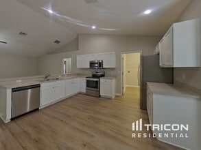 4081 Lake Bluff Dr in Mascotte, FL - Building Photo - Building Photo