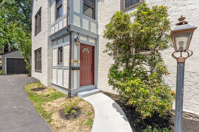 2418 Rosewood Ln in Havertown, PA - Foto de edificio - Building Photo