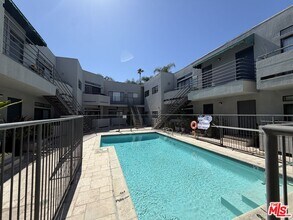 18630 Burbank Blvd in Los Angeles, CA - Building Photo - Building Photo