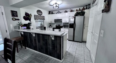 1355 SW Granville Ave in Port St. Lucie, FL - Foto de edificio - Building Photo