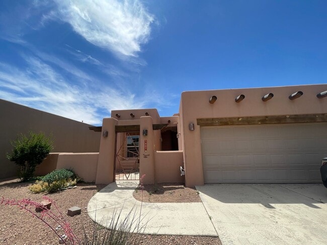 1407 Fairway Village Dr in Las Cruces, NM - Building Photo - Building Photo