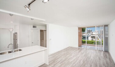 Waterways Village in Aventura, FL - Foto de edificio - Building Photo