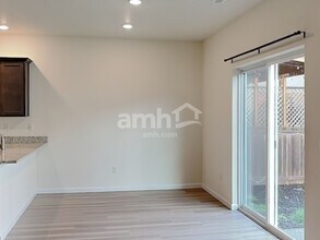 1415 W 16th Ave in La Center, WA - Building Photo - Building Photo