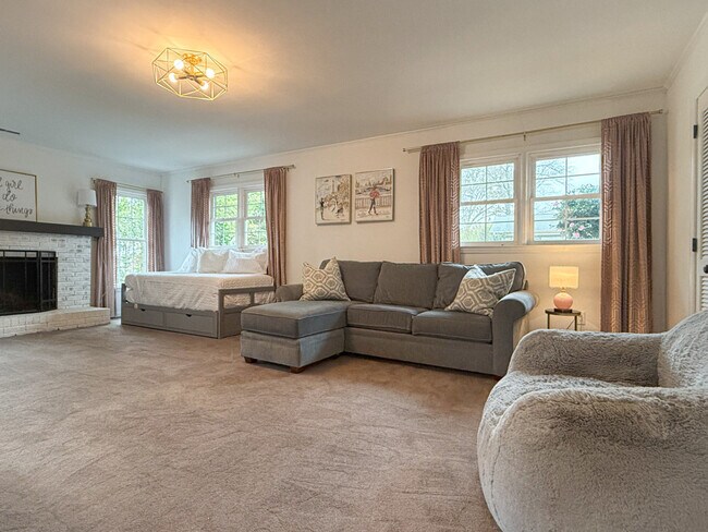 7601 Bedfordshire Dr in Charlotte, NC - Foto de edificio - Building Photo