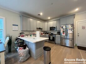 32 Cummins Hwy, Unit 4 in Boston, MA - Building Photo