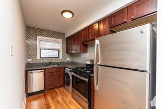 696 Elm Pl, Unit 105 in Highland Park, IL - Foto de edificio - Building Photo