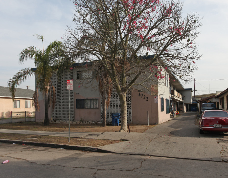 6732 Brynhurst Ave in Los Angeles, CA - Building Photo