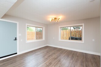 5464 Gilbert Dr in San Diego, CA - Building Photo - Building Photo