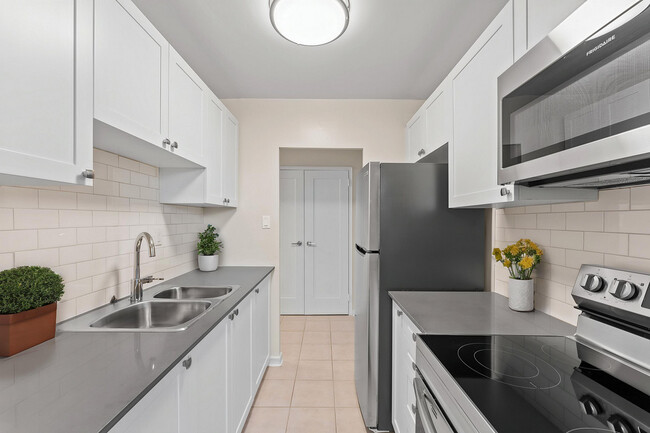 Sandpiper Apartments in Burlington, ON - Building Photo - Building Photo