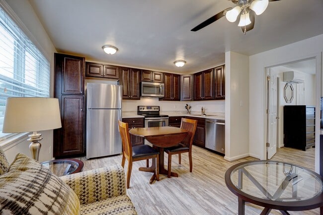 Sandy Bay Apartments (Furnished) in Norfolk, VA - Foto de edificio - Building Photo