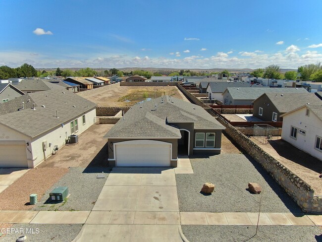 11972 Medalla St in Socorro, TX - Foto de edificio - Building Photo