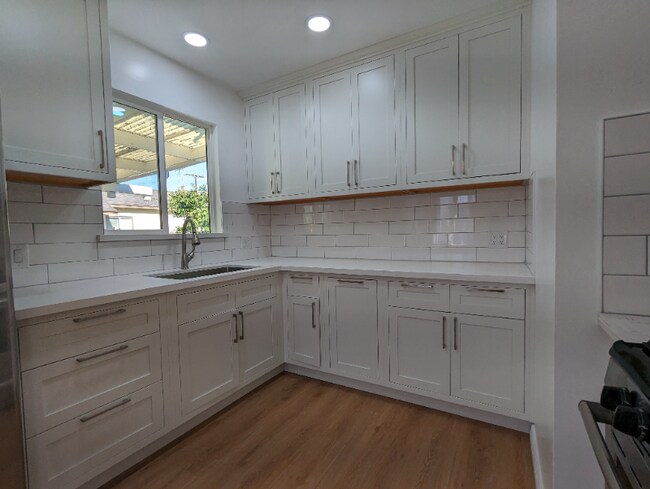 2268 Granada Ave-Unit -1 in Long Beach, CA - Building Photo - Building Photo
