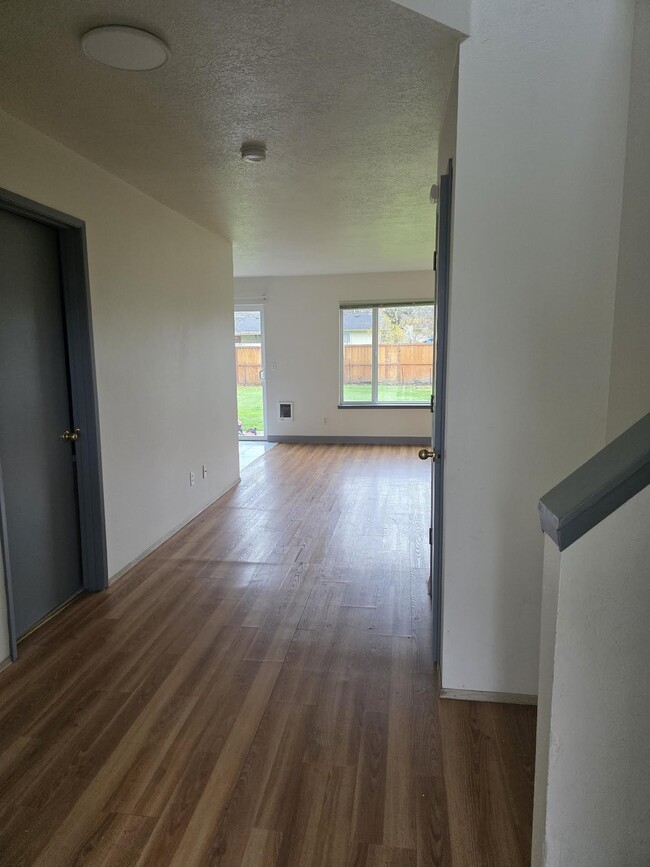 264 Ecols St S in Monmouth, OR - Foto de edificio - Building Photo