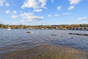 33 Sycamore Rd in Mahopac, NY - Building Photo