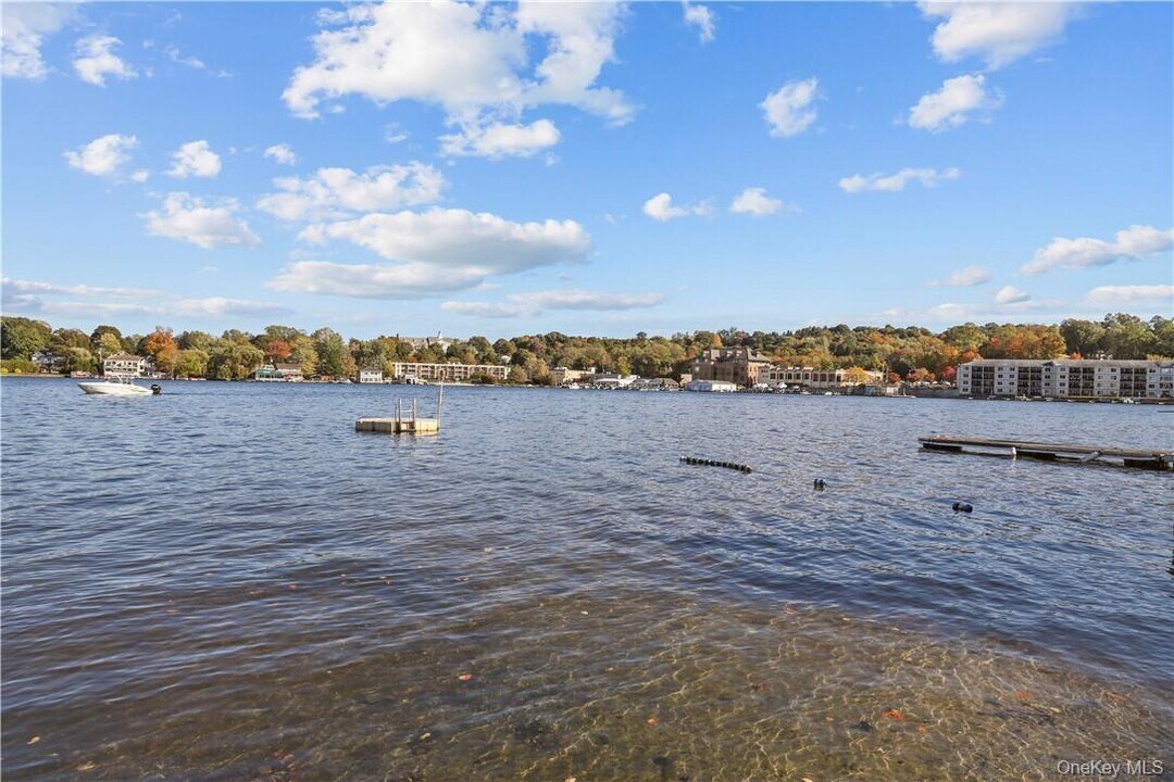 33 Sycamore Rd in Mahopac, NY - Building Photo