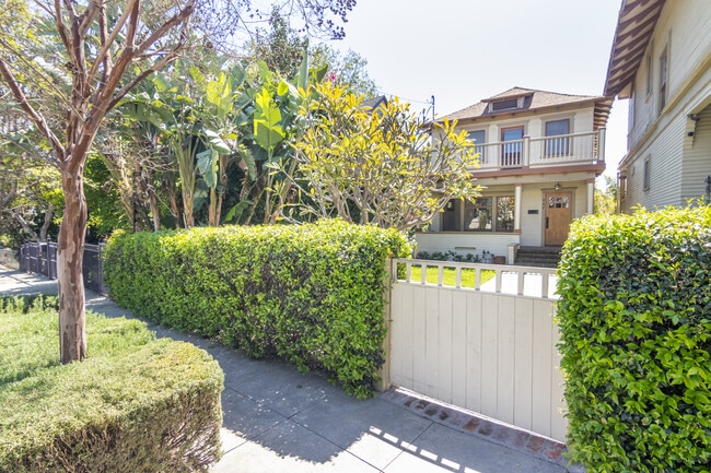 847 E Kensington Rd in Los Angeles, CA - Building Photo - Building Photo