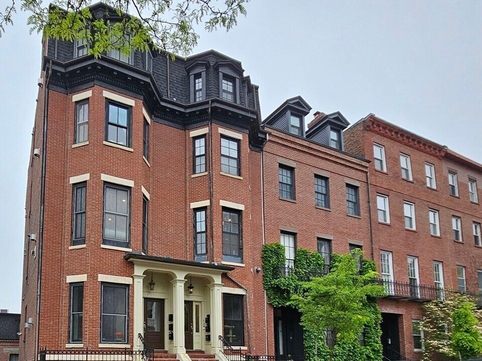 65 Otis St in Cambridge, MA - Building Photo