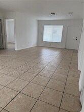 2155 NW 64th St in Miami, FL - Foto de edificio - Building Photo