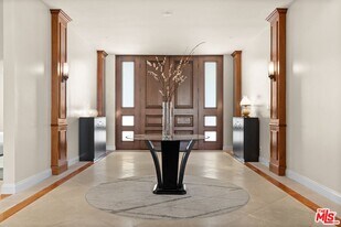 1915 Carla Ridge in Beverly Hills, CA - Building Photo