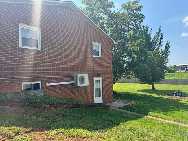 1175 Hamlet Dr in Rockingham, VA - Building Photo - Building Photo
