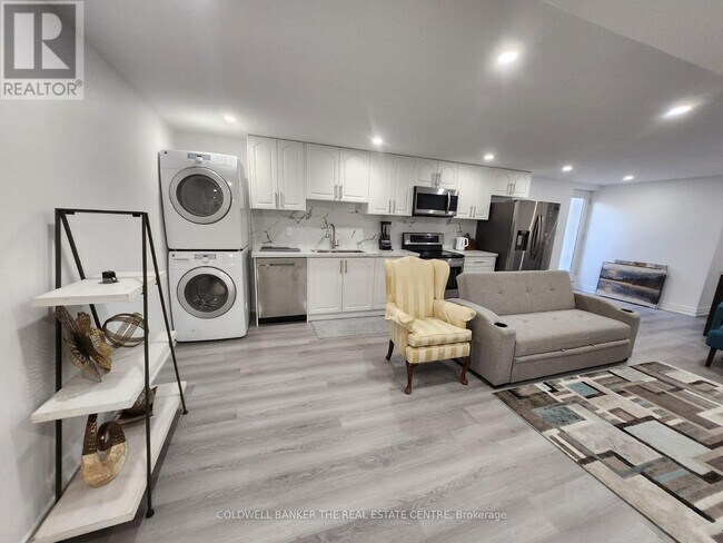 174 Trail Blvd in Springwater, ON - Building Photo - Building Photo